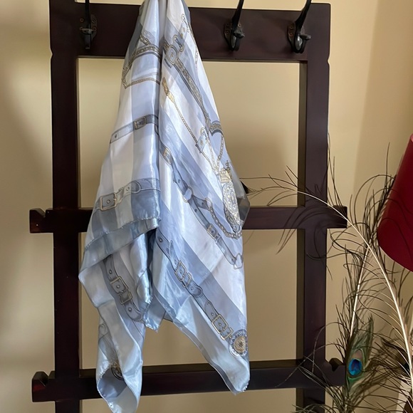 Lovely square scarf - Picture 2 of 5